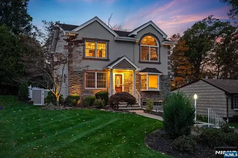 104 Walnut St, Oakland, NJ 07436