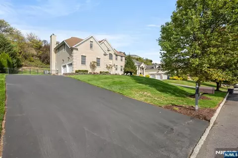 107 Hamilton Trl, Totowa, NJ 07512