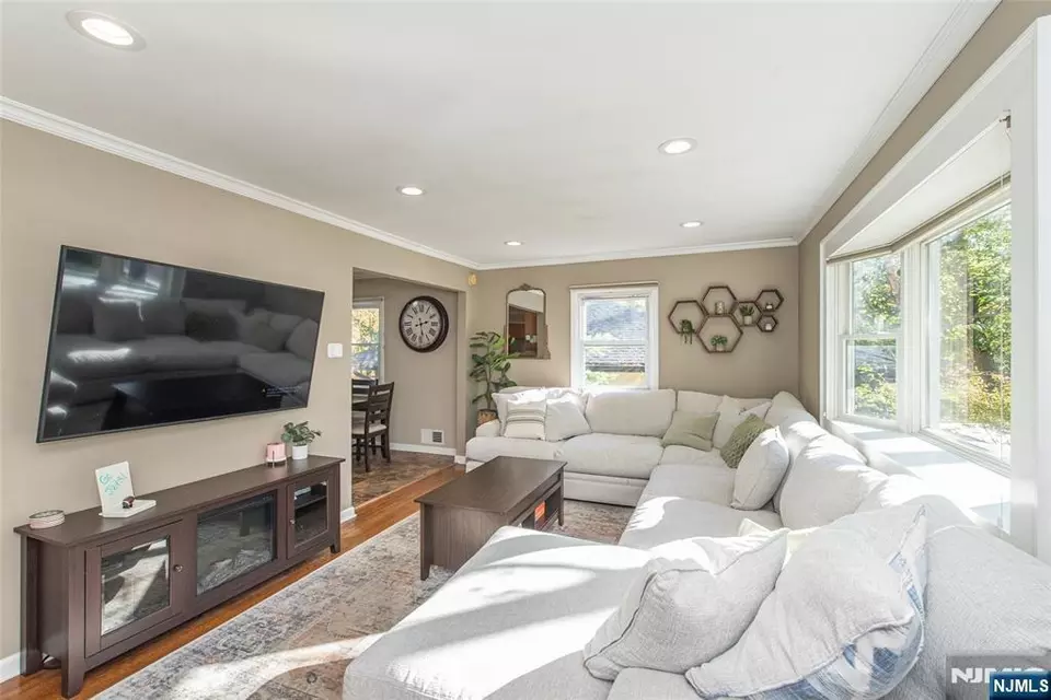 Living - 96 Roosevelt Blvd, Oakland, NJ 07436 photo 1 of 2