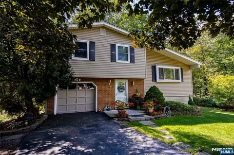 3 Quail Ct, Highland Lakes, NJ 07422