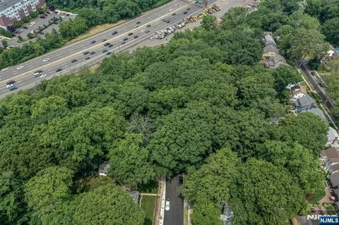 39 Forest Dr, Bloomfield, NJ 07003