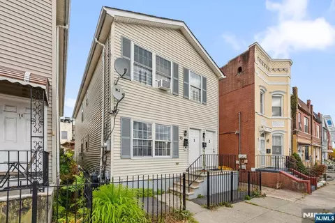 12 Bayview Ave, Jersey City, NJ 07305