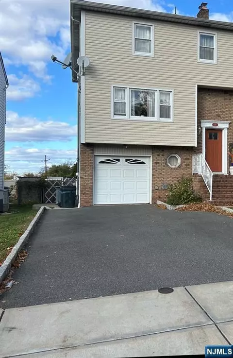 17 Garden Dr # A, Elmwood Park, NJ 07407