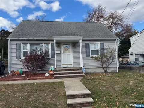 95 Elizabeth Pl, Totowa, NJ 07512