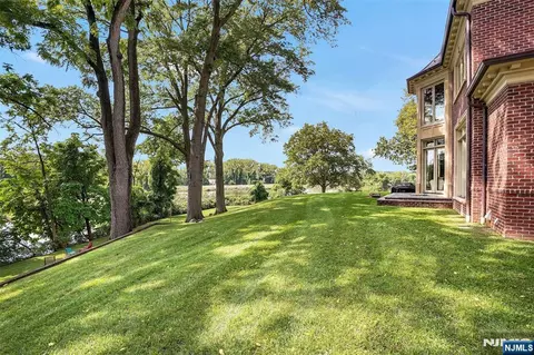 Exterior - 1500 River Rd, Teaneck, NJ 07666 photo 2 of 2