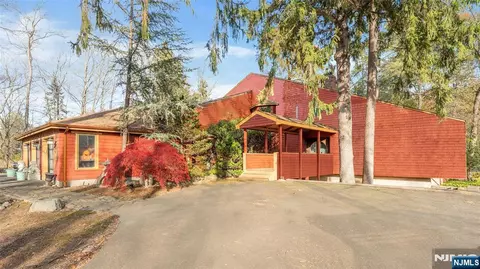 262 W Saddle River Rd, Saddle River, NJ 07458