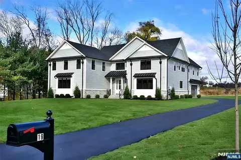 19 Meadowbrook Rd, Saddle River, NJ 07458