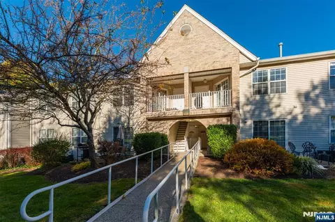 11 Parkside Ct, Wayne, NJ 07470 photo 1