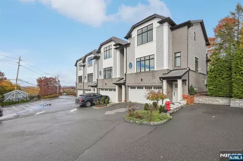 555 Edgewater Ave #103 RESERVE CT., Ridgefield, NJ 07657