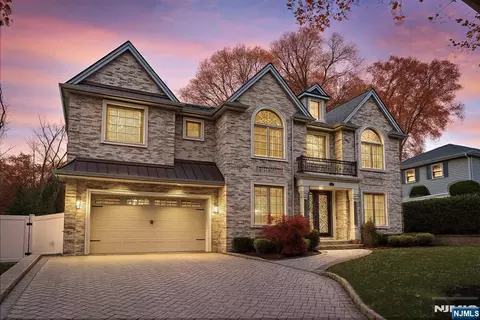 319 Franklin Pl, Paramus, NJ 07652