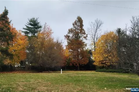16 Jean Dr, Englewood Cliffs, NJ 07632