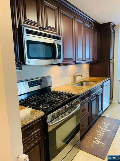 555 North Ave #17S, Fort Lee, NJ 07024