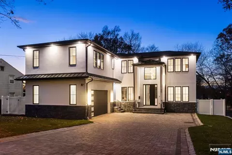 375 Burnet Pl, Paramus, NJ 07652