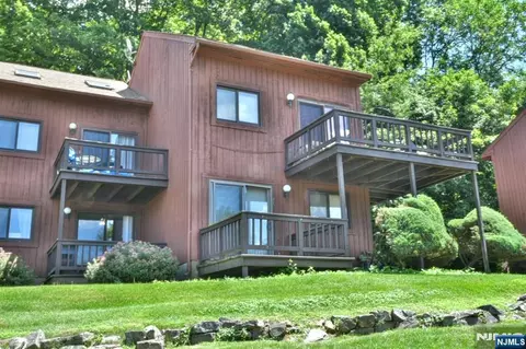 3 Deer Valley Ln #8, Vernon, NJ 07462