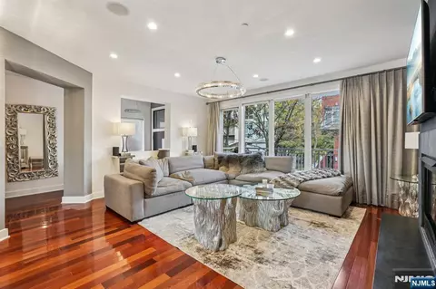 25 Vela Way, Edgewater, NJ 07020