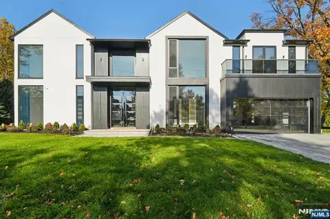 16 Priscilla Ln, Englewood Cliffs, NJ 07632