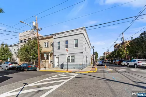 400 41st St, Union City, NJ 07087