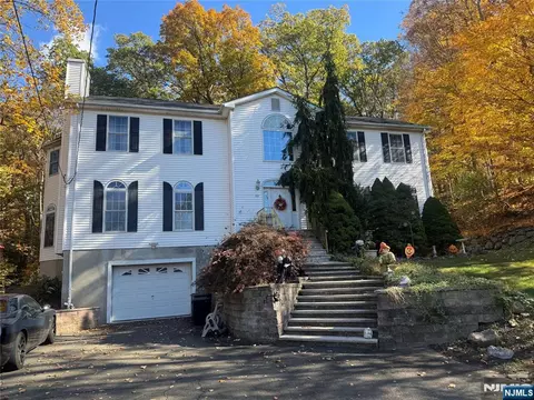 102 Garside Ave, Wayne, NJ 07470