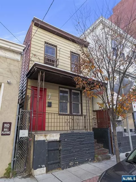 707 Sip St, Union City, NJ 07087