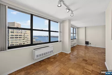 7002 Jfk Blvd E #42B, Guttenberg, NJ 07093