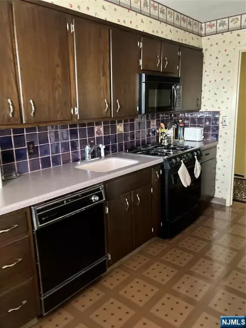 Kitchen - 280 Prospect Ave #11H, Hackensack, NJ 07601 photo 2 of 4