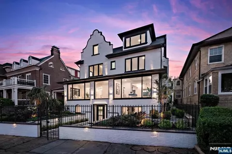 829 Boulevard E, Weehawken, NJ 07086