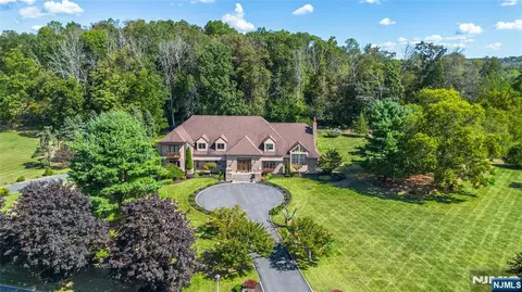 10 Sunny Ln, Green, NJ 07821