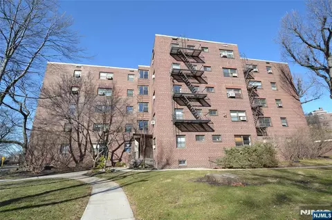 401 Park Pl #1-E, Fort Lee, NJ 07024