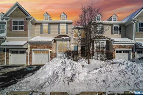 8 Masterson Ct, Waldwick, NJ 07463 photo 1