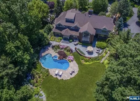 54 Hamilton Dr, North Caldwell, NJ 07006