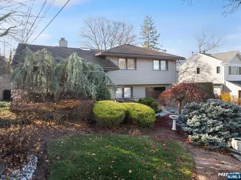 72 Hemlock Dr, Paramus, NJ 07652 photo 1