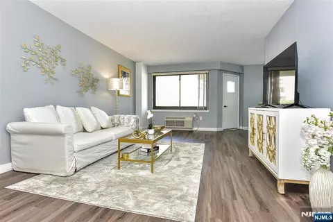 Living - 307 Prospect Ave #4B, Hackensack, NJ 07601 photo 2 of 4