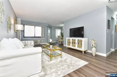 Living - 307 Prospect Ave #4B, Hackensack, NJ 07601 photo 3 of 4