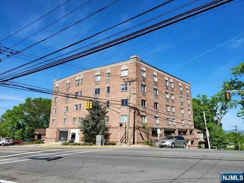 399 11th St #301, Palisades Park, NJ 07650