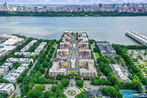 403 Livingston Ct #N403, Edgewater, NJ 07020