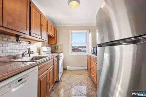 Kitchen - 28 Knox Ter, Wayne, NJ 07470 photo 1 of 2