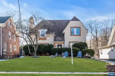 297 Hamilton Pl, Hackensack, NJ 07601