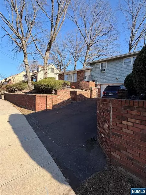 1032 Glen Rd, Fort Lee, NJ 07024