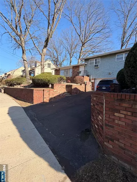 1032 Glen Rd, Fort Lee, NJ 07024