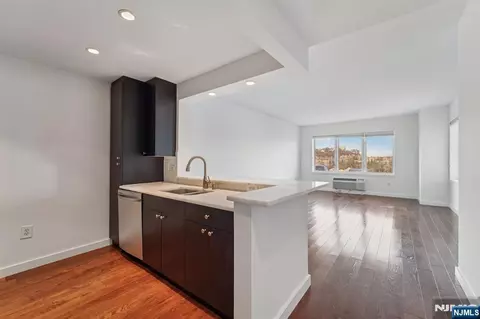 3118 City Pl, Edgewater, NJ 07020