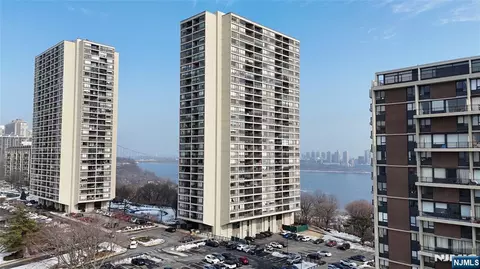 5 Horizon Rd #203, Fort Lee, NJ 07024