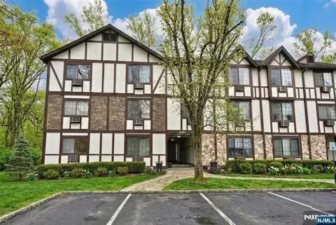 907 Thoreau Ct, Mahwah, NJ 07430
