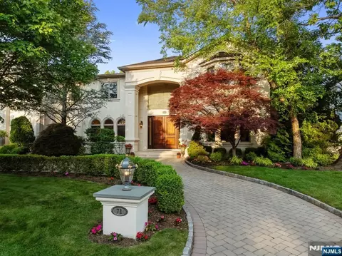 71 Roberts Rd, Englewood Cliffs, NJ 07632
