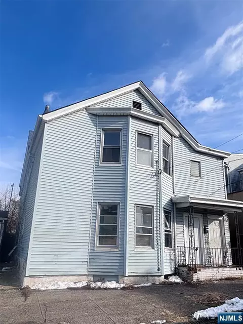 9 Sparrow St, Paterson, NJ 07524