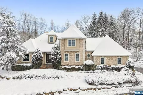 84 Walsh Dr, Mahwah, NJ 07430