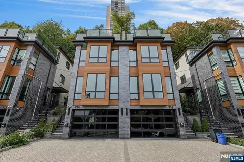 716 Undercliff Ave #716, Edgewater, NJ 07020