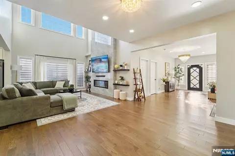 Entry Way - 24 Holmes Ln, Wayne, NJ 07470 photo 5 of 11