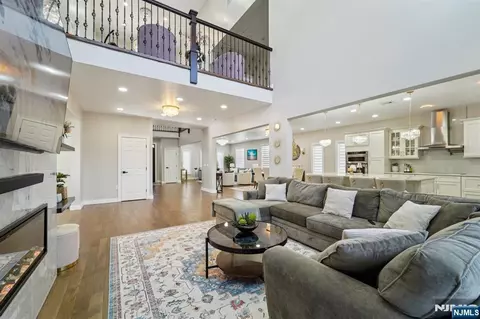 Entry Way - 24 Holmes Ln, Wayne, NJ 07470 photo 7 of 11