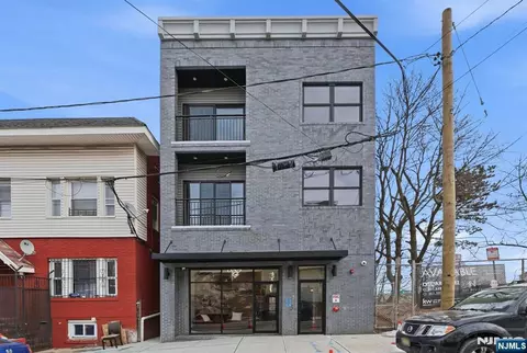 109 7th St, Newark, NJ 07107