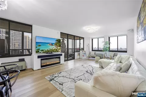 200 Winston #1008, Cliffside Park, NJ 07010